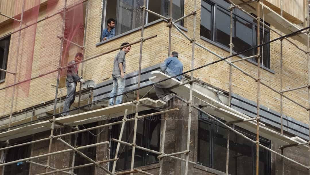 کارگران در حال نصب فلاشینگ ساختمان