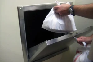 شوتینگ زباله 2 قرار دادن زباله در شوتینگ زباله