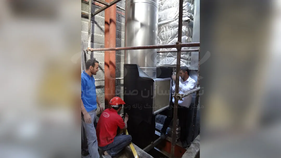 کارگران در حال نصب شوتینگ زباله